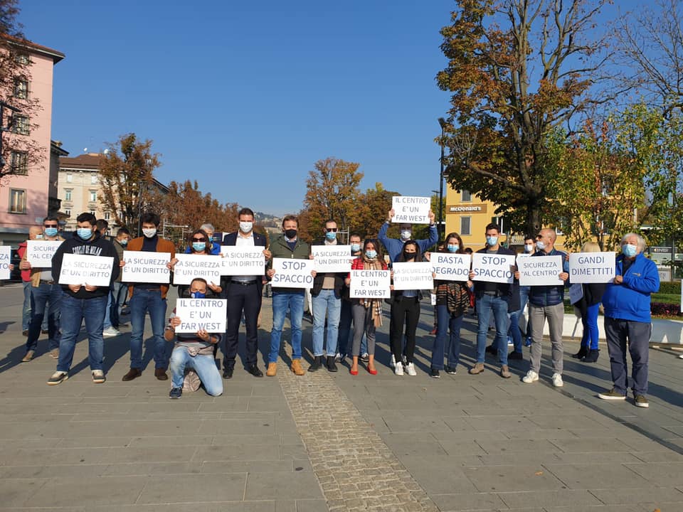 Il flash mob della Lega: «Maggiore sicurezza e stop al degrado nel centro di Bergamo»