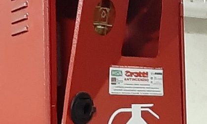 Baby gang brucia distributore di farmaci, ruba una bici e rompe un estintore