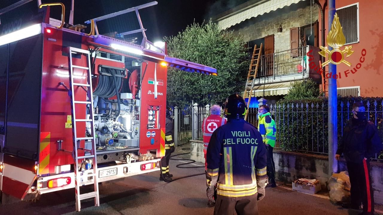 Anziana bloccata in casa dalle fiamme a Seriate, salvata dai vigili del fuoco