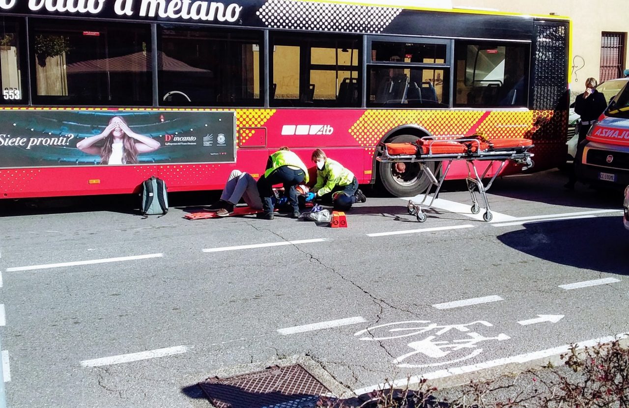 Via Baioni, scooter supera pullman e si schianta contro un’auto