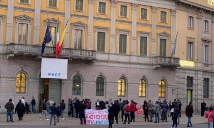 Blitz sotto Palazzo Frizzoni di baristi e ristoratori, bloccato il traffico a Porta Nuova