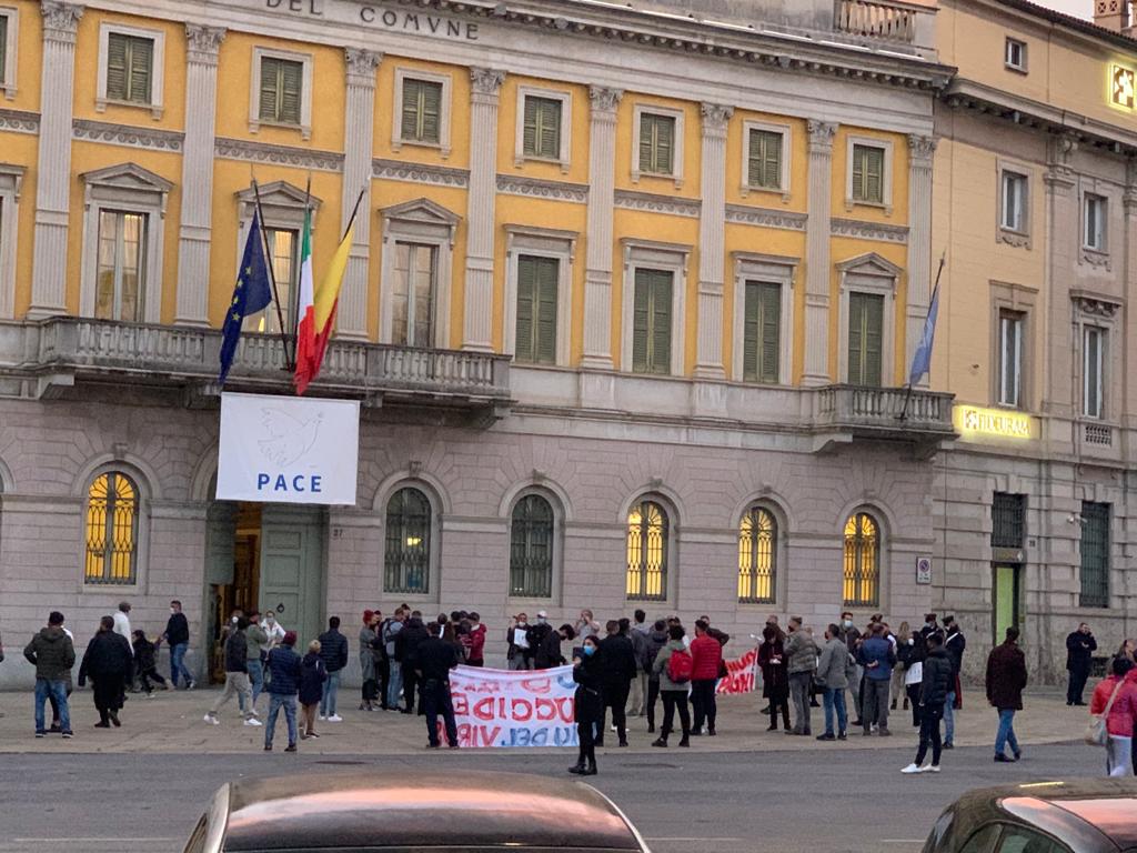 Blitz sotto Palazzo Frizzoni di baristi e ristoratori, bloccato il traffico a Porta Nuova