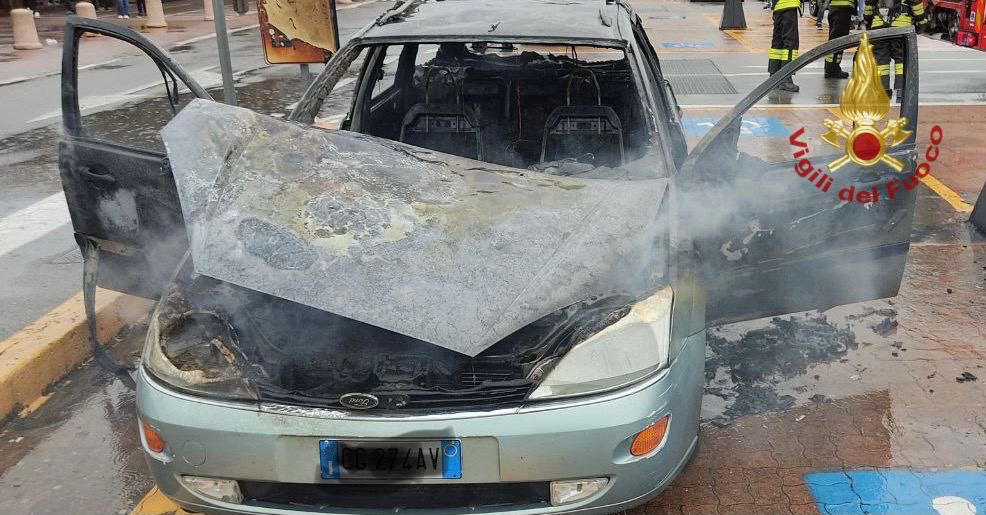 Auto prende fuoco all’Iper di Seriate: 75enne esce dall’abitacolo prima dell’incendio