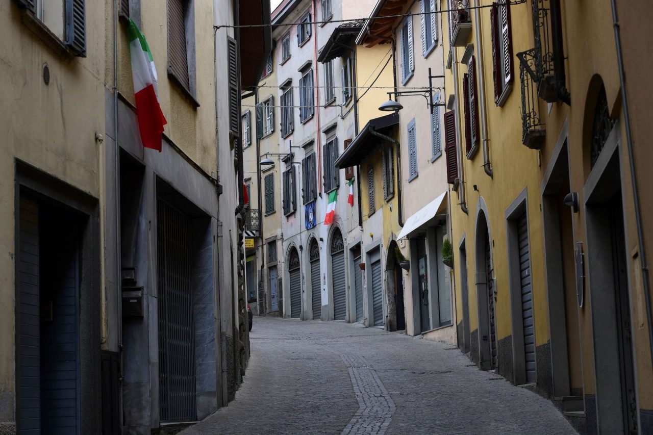 I retroscena e le domande ancora senza risposta sul coprifuoco notturno in Lombardia