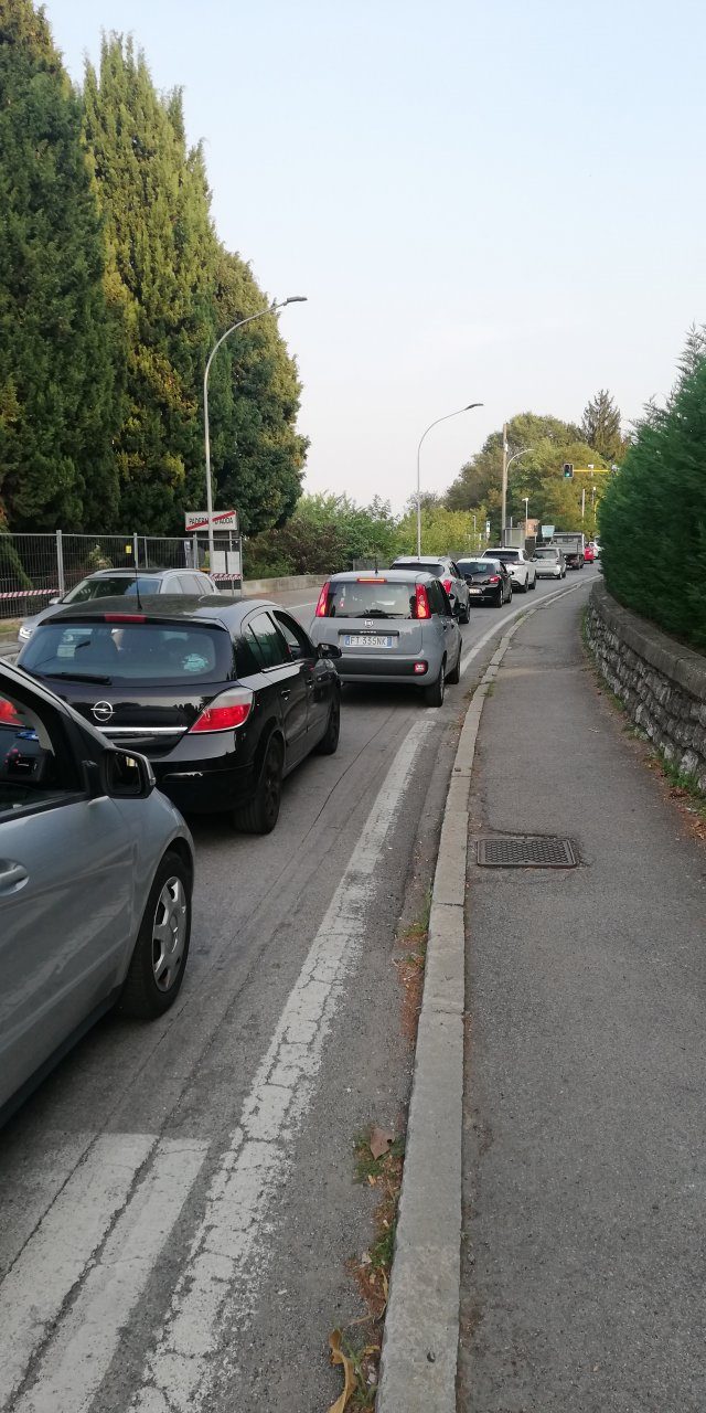 Code infinite sul ponte e treni sempre in ritardo: il sindaco di Calusco non ce la fa più