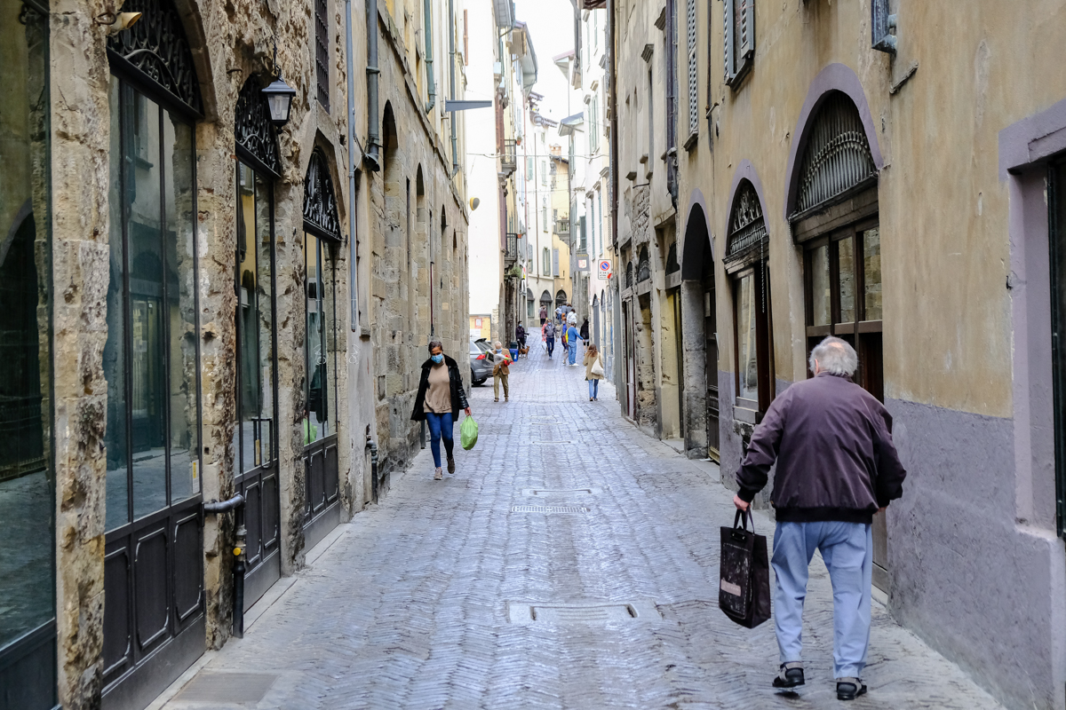 Guardia alta sempre! Ma con questi numeri, in Bergamasca, il lockdown è lontano