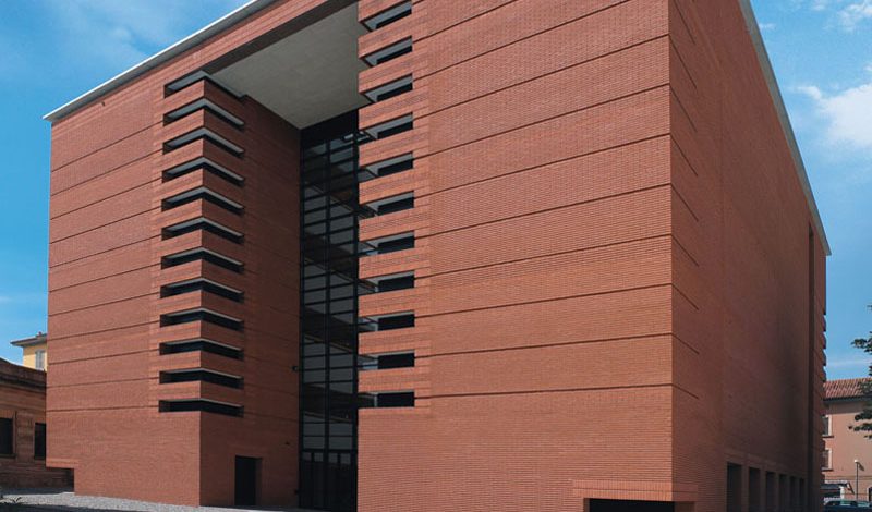 Biblioteca Tiraboschi, sopralluogo in corso per verificare lo stato dei mattoncini della facciata