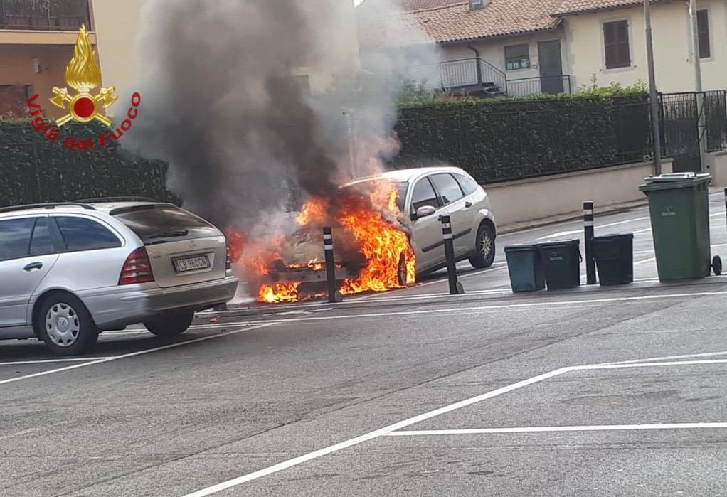 Nota alcuni problemi elettrici e accosta: l’automobile prende fuoco. Nessun ferito