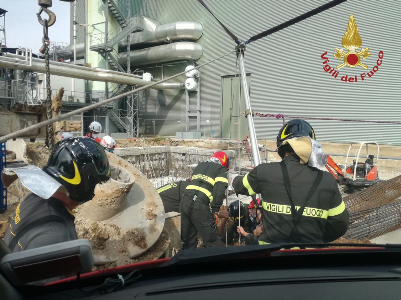 Operaio di 37 anni precipita in un buco di 10 metri all’inceneritore di A2A: è gravissimo