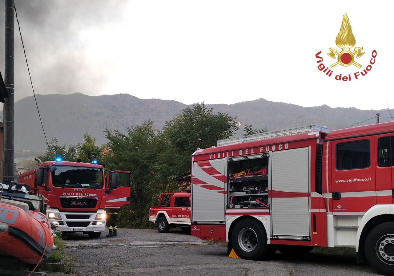 Incendio in una ditta che ripara imbarcazioni: nessun ferito o danni strutturali