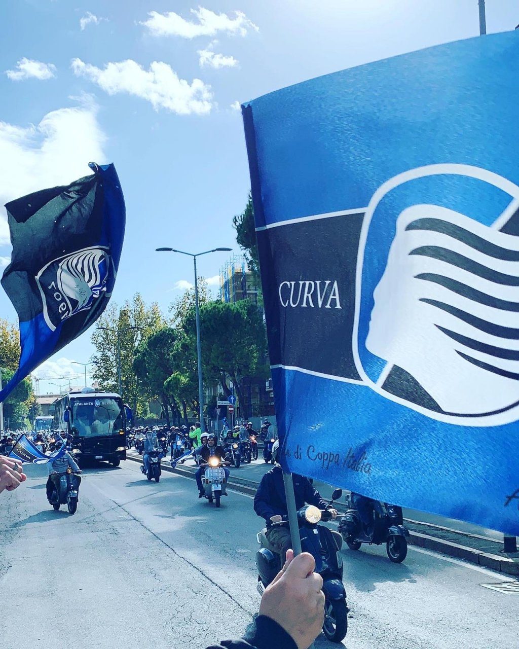 I video del corteo di tifosi che ha scortato la squadra allo stadio prima di Atalanta-Cagliari