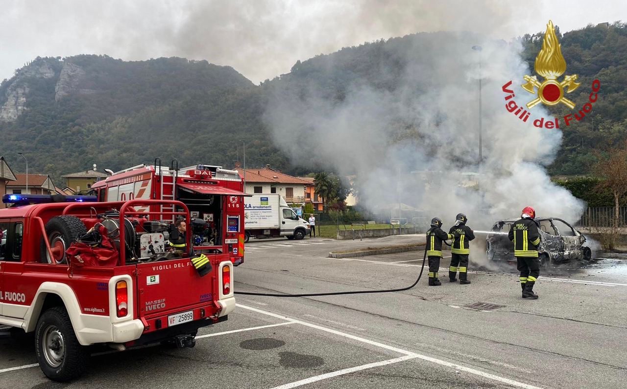 Auto parcheggiata prende fuoco a Cisano: sul posto i vigili del fuoco