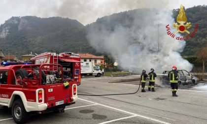 Auto parcheggiata prende fuoco a Cisano: sul posto i vigili del fuoco