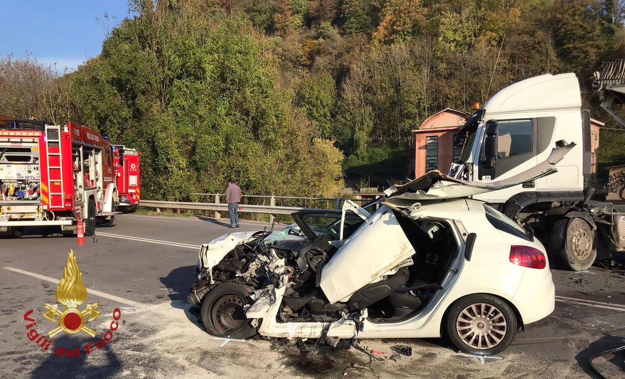 Schianto tra un camion e un’automobile a Casnigo: grave un uomo di 51 anni