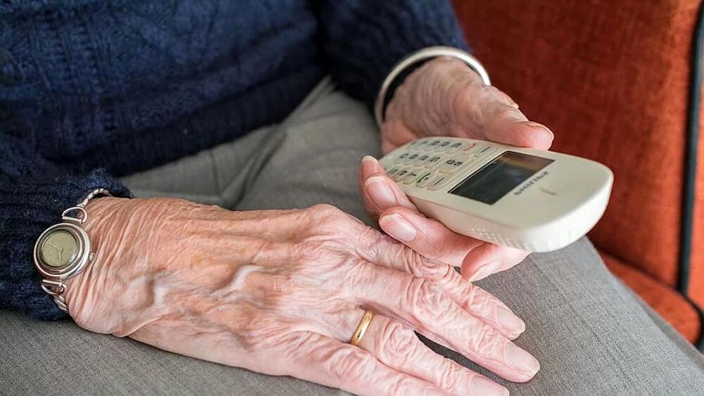 Non si fermano le truffe ai danni degli anziani: «Sua figlia ha il Covid. Ci dia soldi»