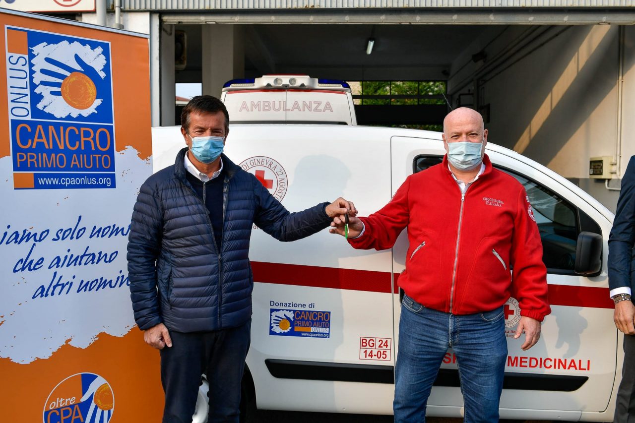 Cancro Primo Aiuto dona un nuovo furgoncino alla Croce Rossa di Bergamo