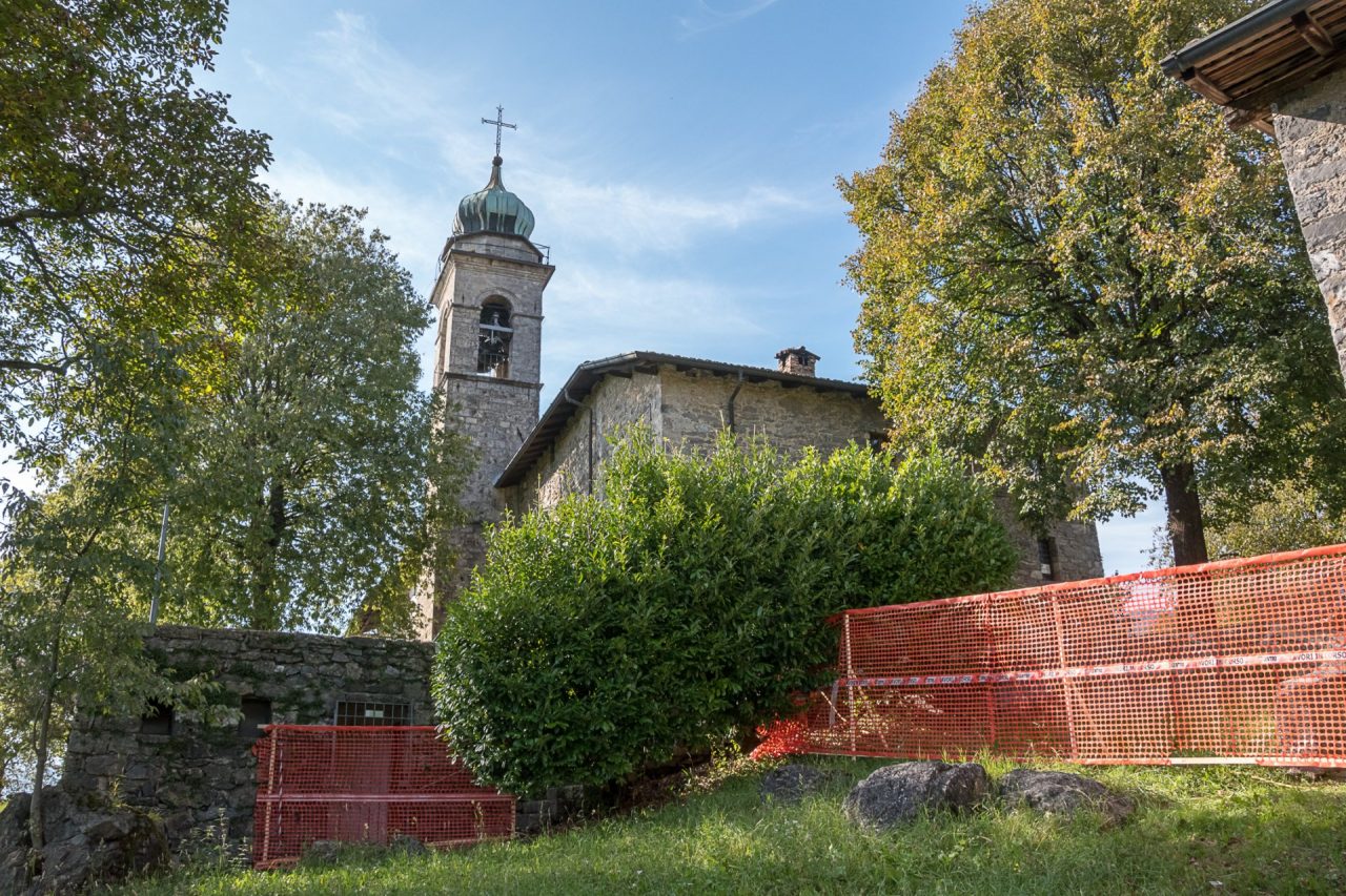 Lavori iniziati a Casnigo: la Sistina bergamasca avrà un tetto nuovo (per salvare i capolavori)