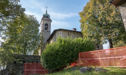 Lavori iniziati a Casnigo: la Sistina bergamasca avrà un tetto nuovo (per salvare i capolavori)