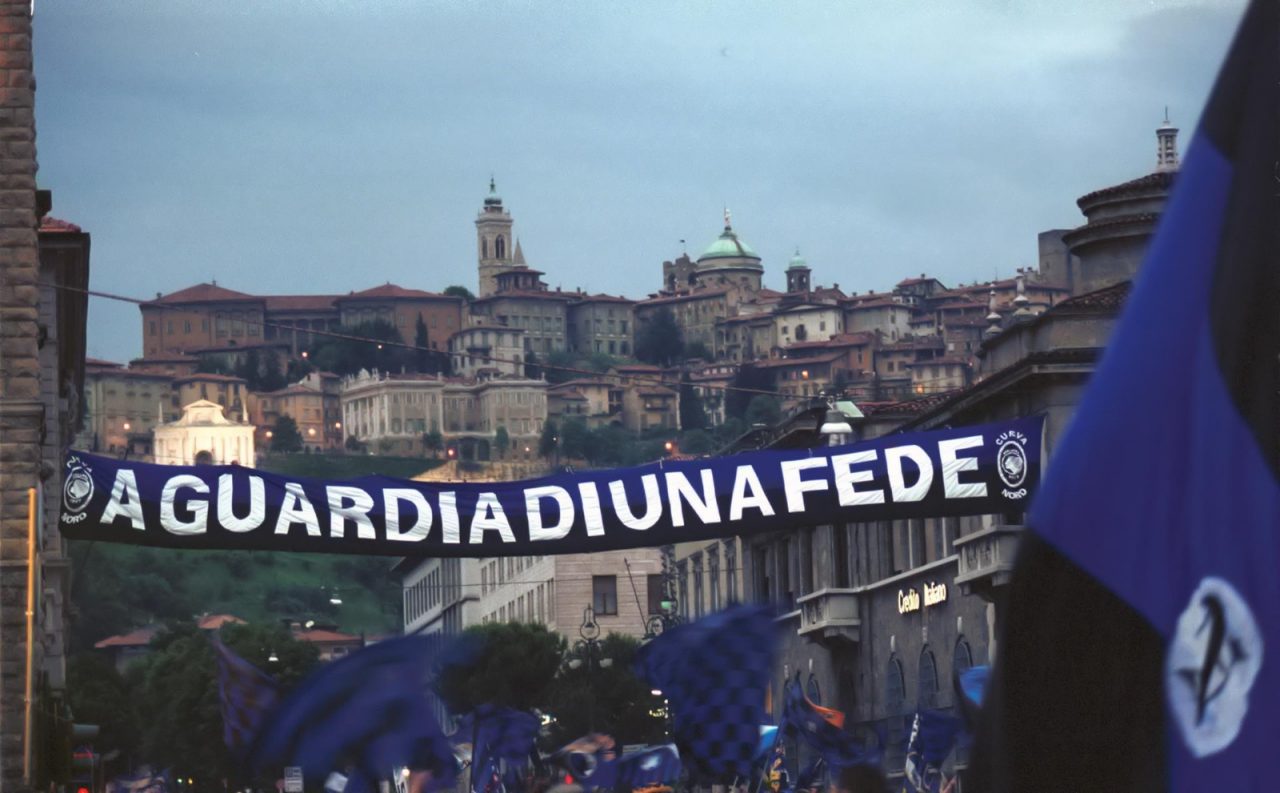 L’Atalanta è una fede. E don Roberto, a Dalmine, spiega il Vangelo citando i nerazzurri del Gasp