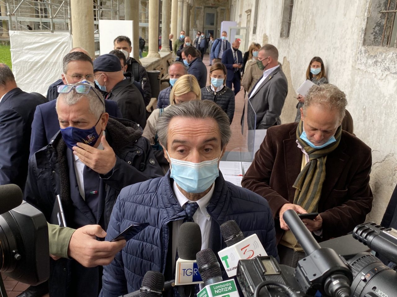 Contagi e ricoveri in crescita, Fontana: «Lunedì incontro con i sindaci per valutare i dati»