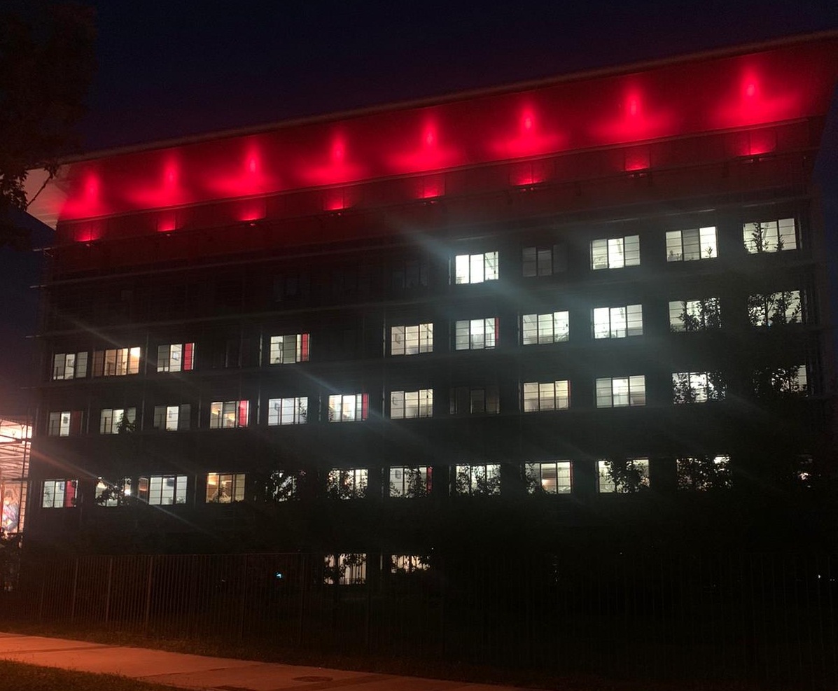 Il Papa Giovanni si tinge di rosso per celebrare il record dei mille trapianti di cuore