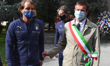 «A Bergamo, ai bergamaschi»: le immagini del ct azzurro Mancini al cimitero di Bergamo