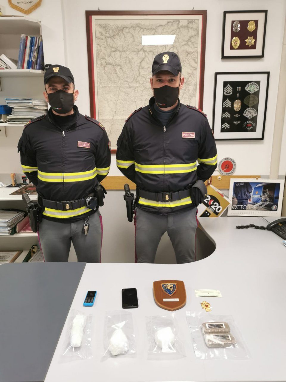 Uno latitante dal 2015, l’altro nasconde droga e tenta la fuga attraversando l’A4: arrestati