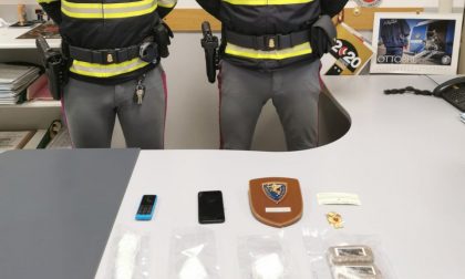 Uno latitante dal 2015, l’altro nasconde droga e tenta la fuga attraversando l’A4: arrestati