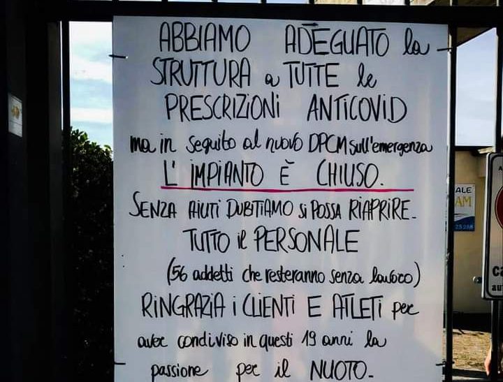 Piscine di Alzano, cartello polemico contro il nuovo Dpcm. E sui social infuria la polemica