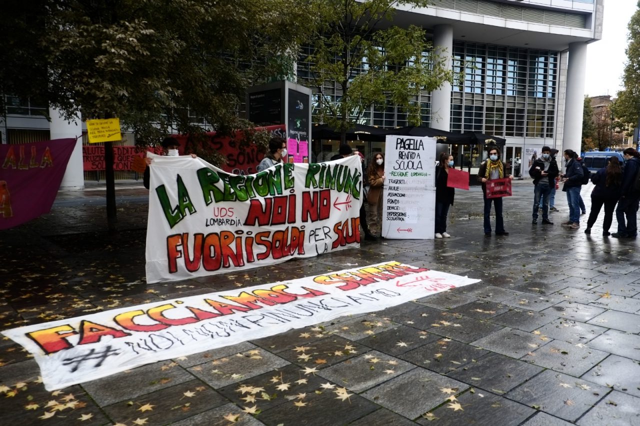 La protesta di studenti, insegnanti e genitori sotto la Regione contro la didattica a distanza