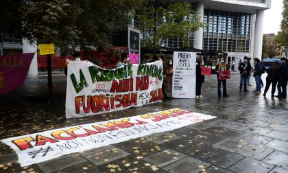 La protesta di studenti, insegnanti e genitori sotto la Regione contro la didattica a distanza