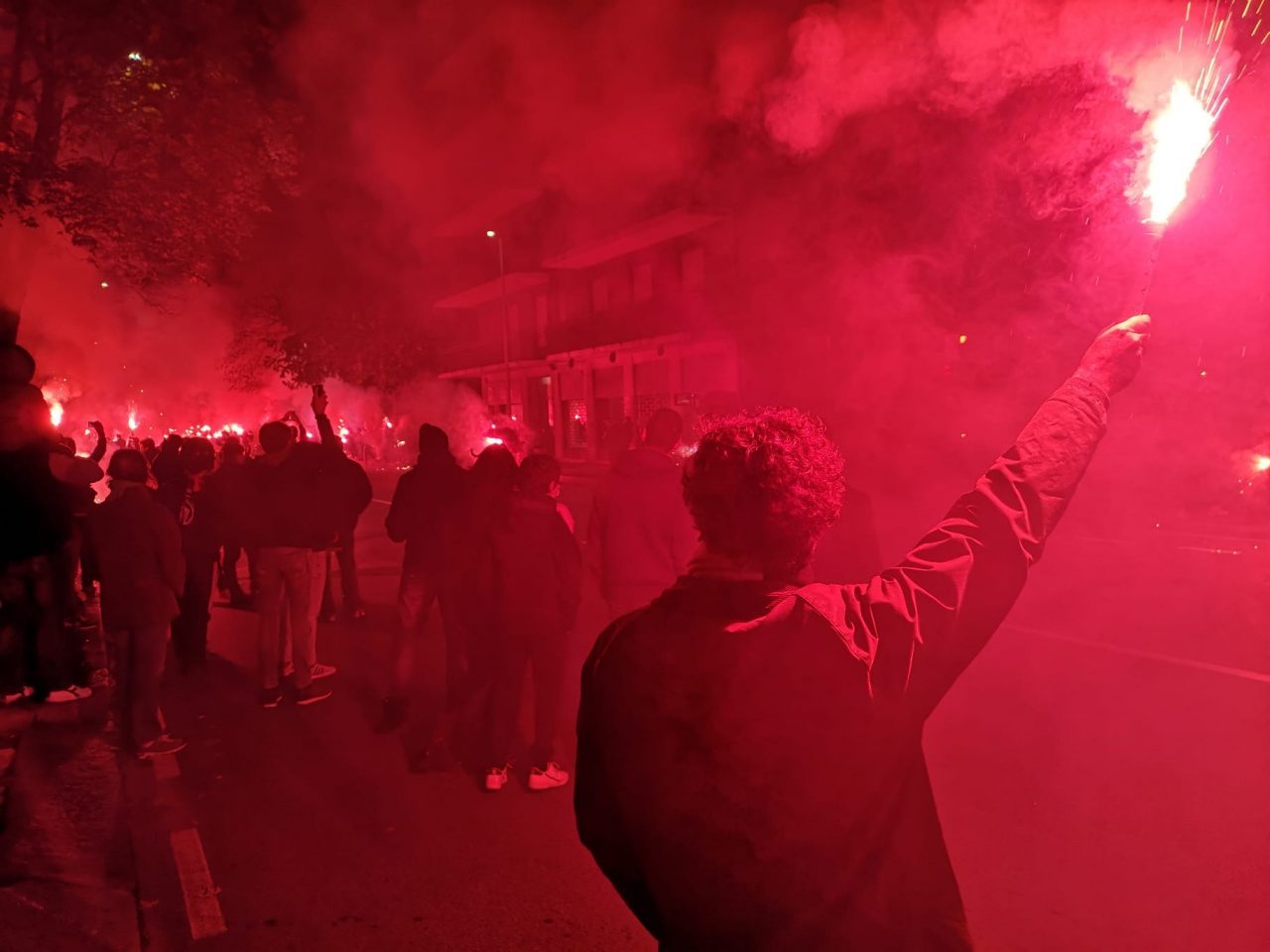 Lancio di sassi e bottiglie contro il bus dell’Ajax: indaga la Digos