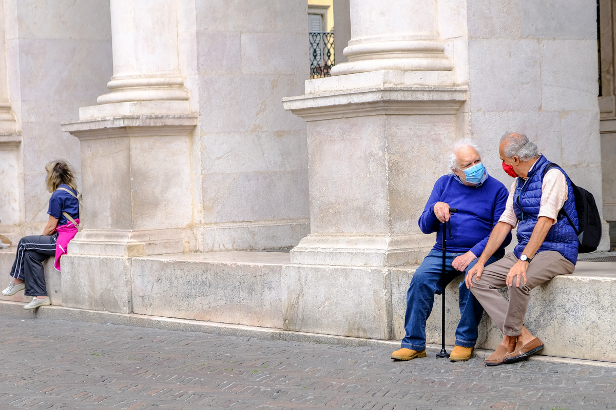 La raccomandazione di Remuzzi: chi ha più di settant’anni non esca (se possibile)