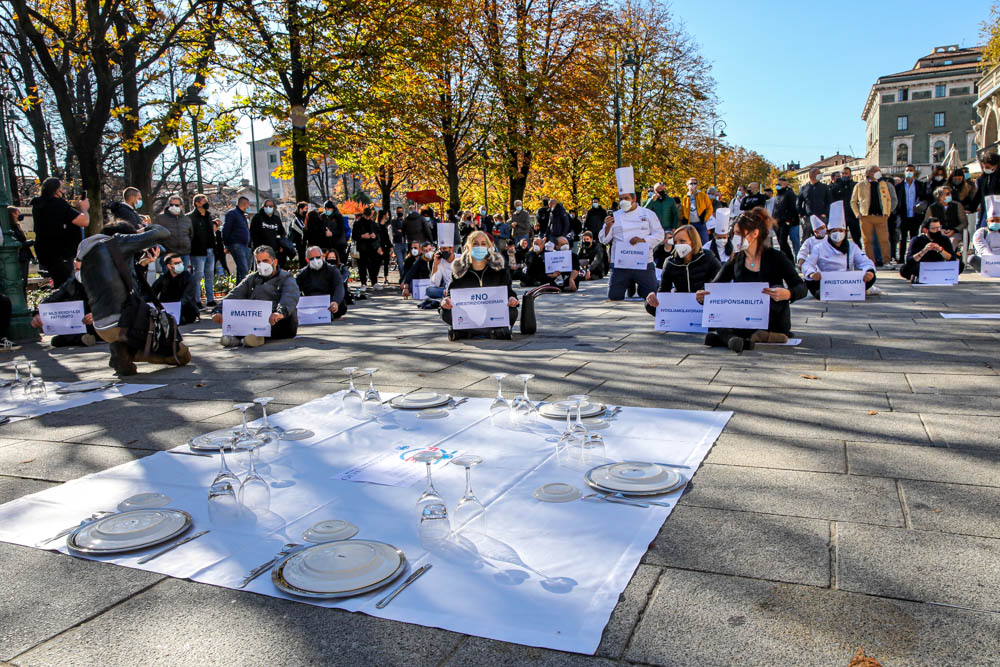 Ristoratori e baristi “a terra” sul Sentierone: «Non siamo noi gli untori!»