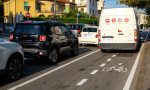 Le corsie ciclabili scatenano la guerra della strada tra ciclisti e automobilisti in città