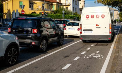 Le corsie ciclabili scatenano la guerra della strada tra ciclisti e automobilisti in città