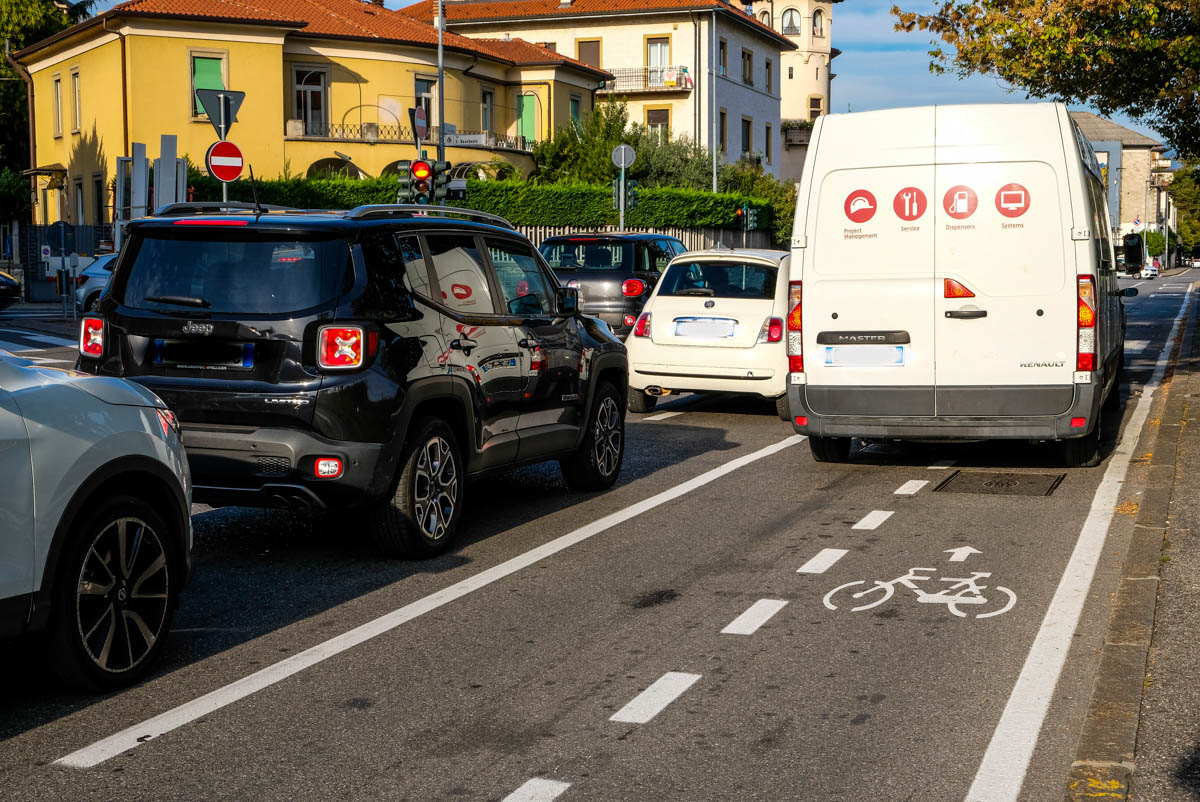 Le corsie ciclabili scatenano la guerra della strada tra ciclisti e automobilisti in città