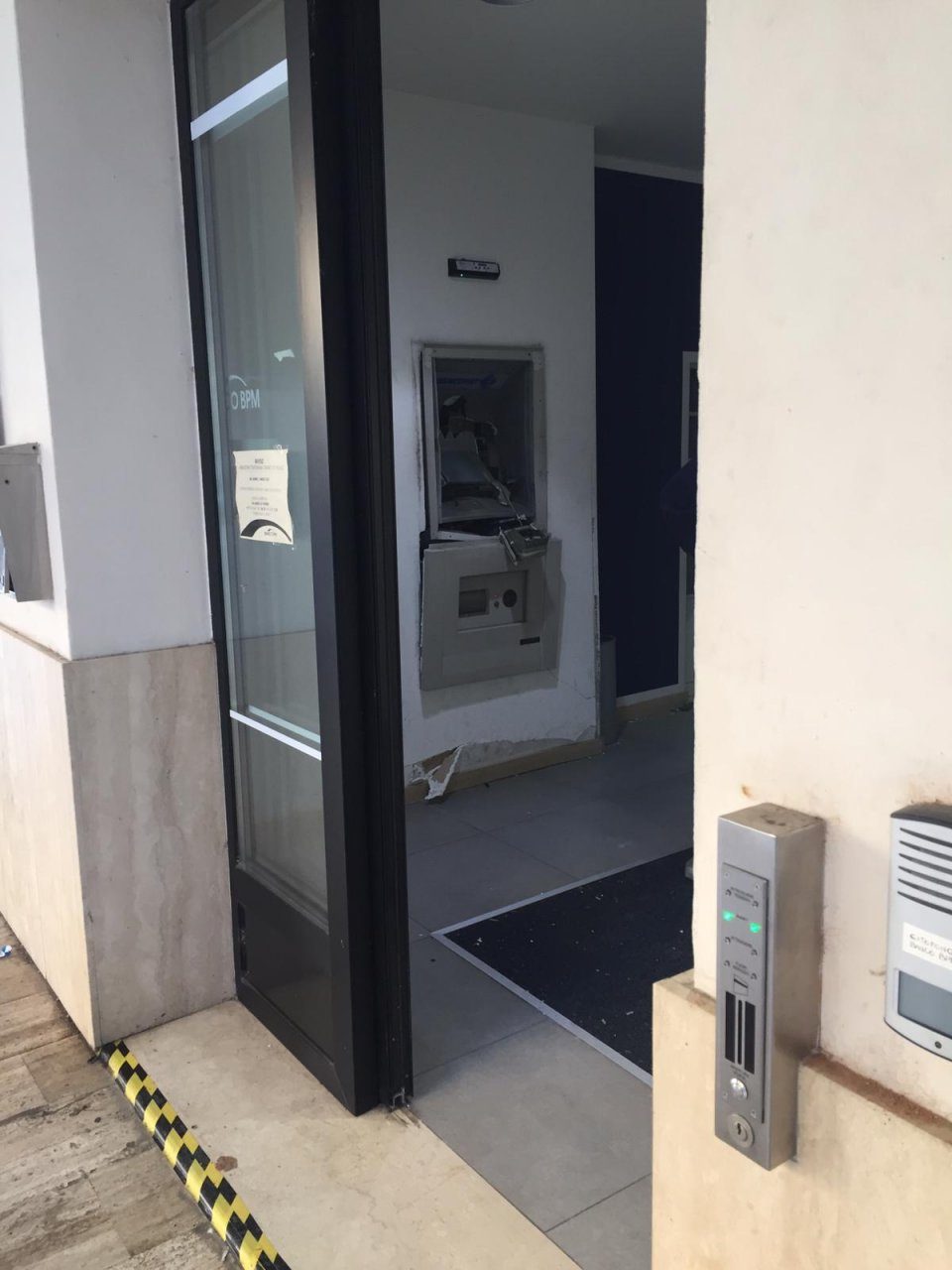 La “banda del botto” colpisce a Treviglio: salta in aria il bancomat