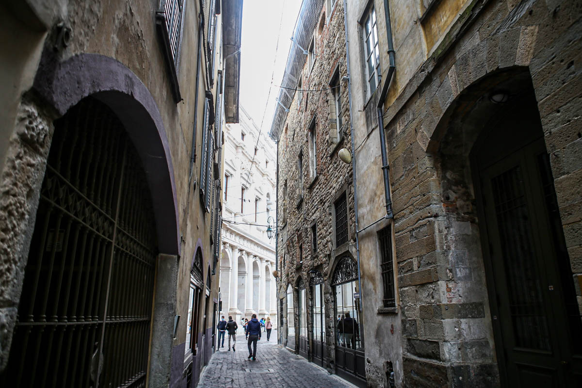 Fino a fine mese la Lombardia si tinge di rosso, nella speranza che i dati migliorino