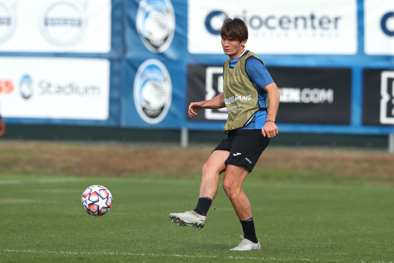 Brutta tegola per il centrocampo nerazzurro: quasi certo il forfait di de Roon con l’Ajax