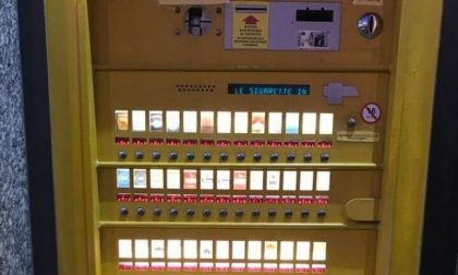 Da self service (fuori uso) di sigarette a distributore automatico di droga: tre arresti