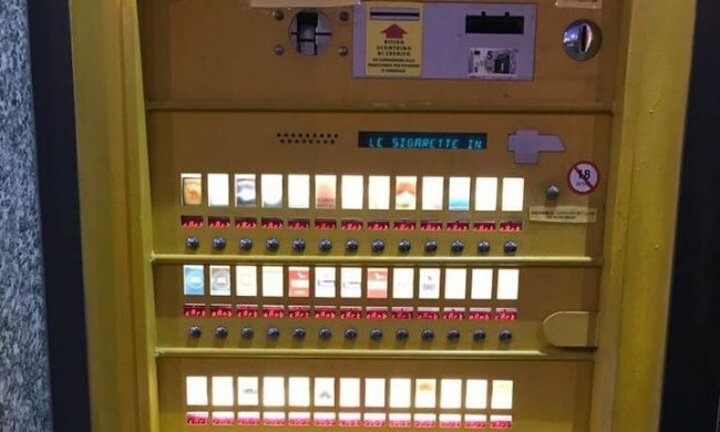 Da self service (fuori uso) di sigarette a distributore automatico di droga: tre arresti