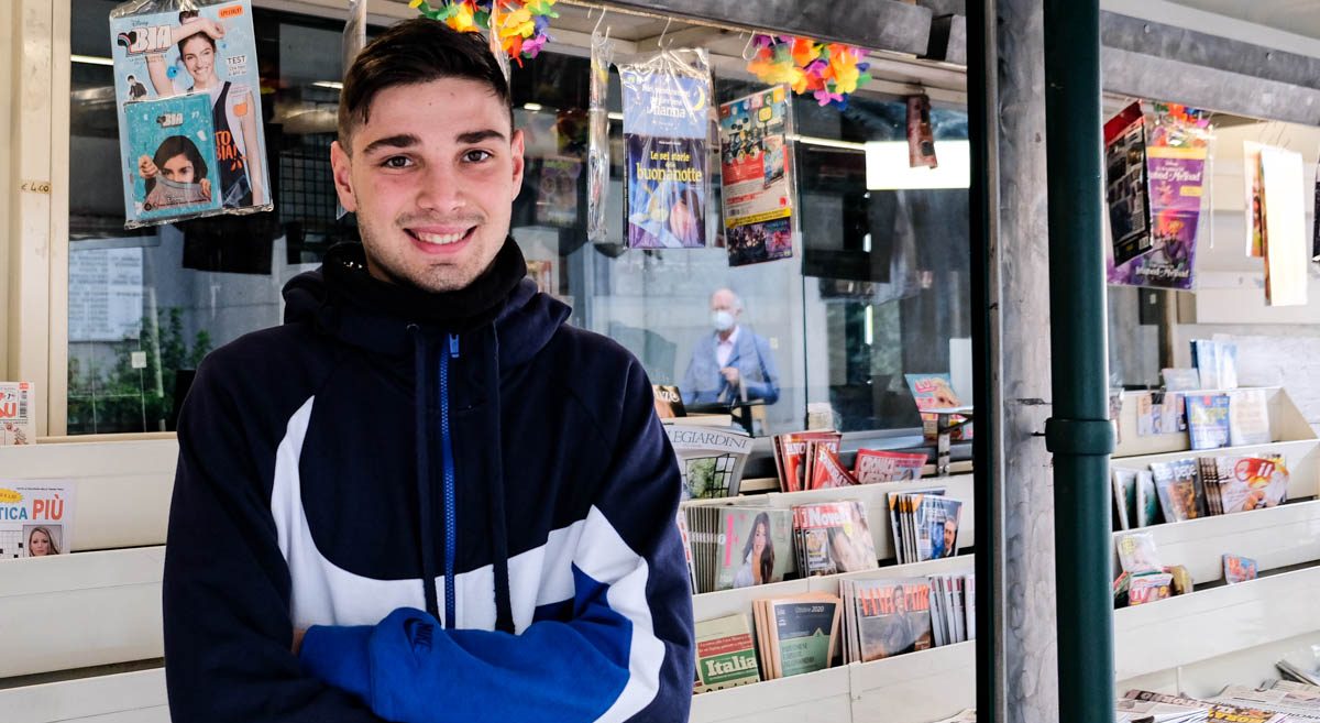 Mattia, che a 19 anni ha riaperto l’edicola davanti alla chiesa delle Grazie