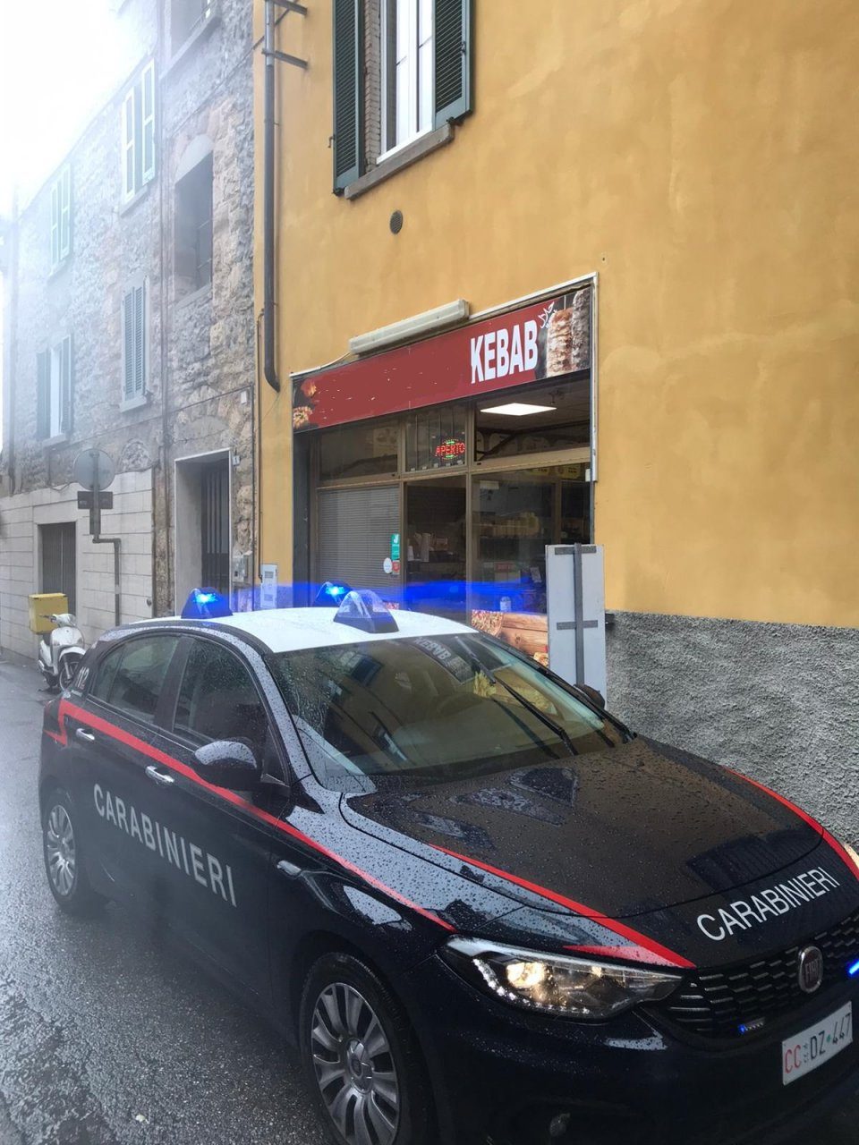Beve senza pagare, ruba 190 euro al kebabbaro e picchia un dipendente: arrestato
