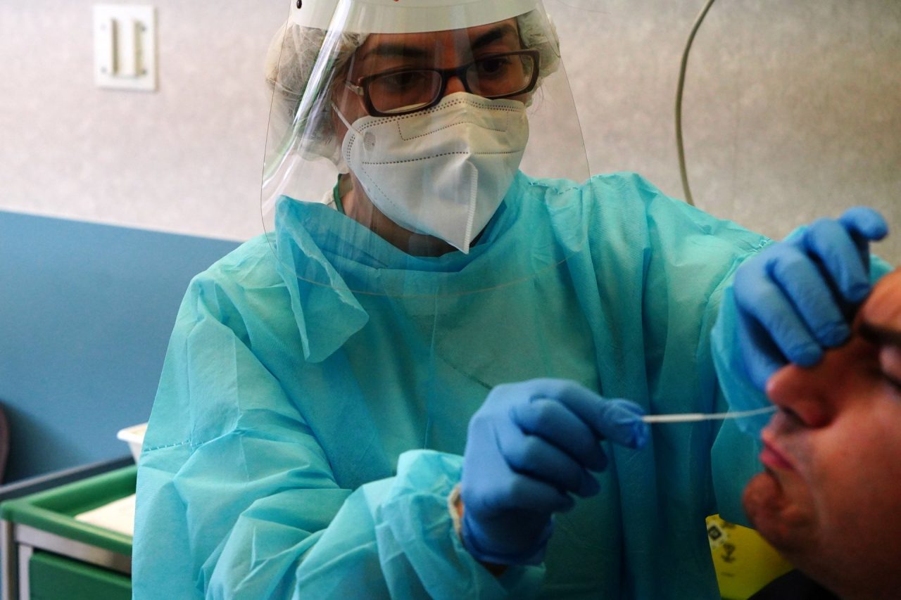 In Lombardia arrivano i tamponi rapidi: subito in scuole e pronto soccorso, poi ai medici