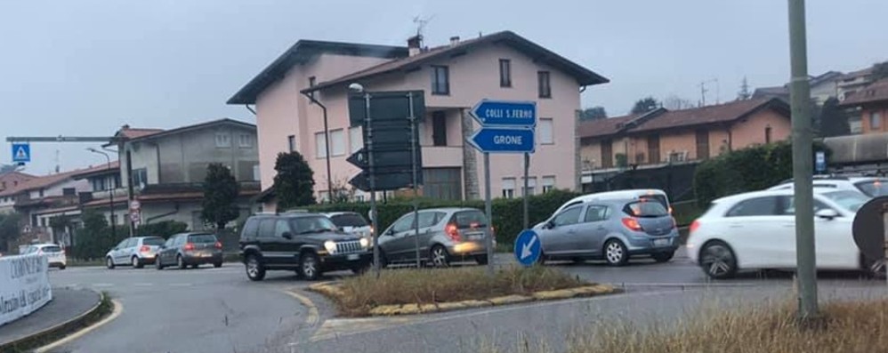 Statale 42, prima la segnaletica e poi l’asfaltatura. Si fa per dire