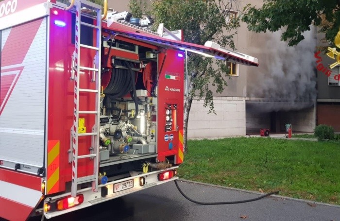 Prendono fuoco le cantine, paura (ma nessun ferito) in quartiere San Tomaso