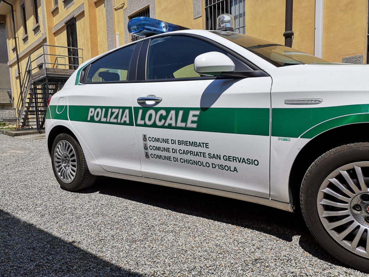 Non rispetta l’alt degli agenti e si schianta: era senza patente, 6.500 euro di multa