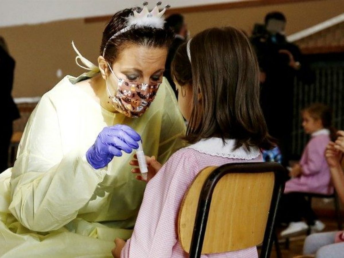 Tamponi molecolari salivari nelle scuole della Lombardia: al via il monitoraggio