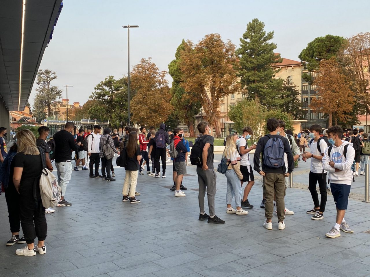 Assembramenti in entrata e uscita da scuola, scende in campo la Croce Rossa